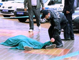 Önce bıçakla yaraladı sonra intihar etti