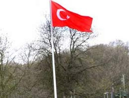 Türk bayrağına çirkin saldırı