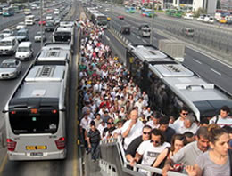 Metrobüs durağında bomba paniği