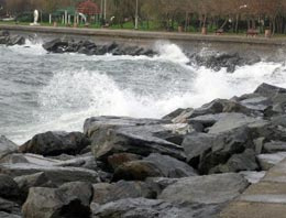 Marmara dev dalgalarla boğuşuyor