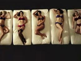 Bunlar da 'Sütyen Ölçüsü Korosu'!