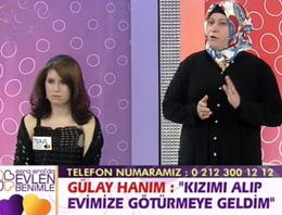 Anne kız ekranda birbirine girdi (video)