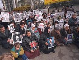 300 haftadır aynı yerde oturuyorlar!