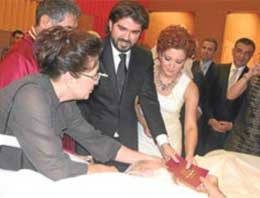 İki gazeteciden hastanede yıldırım nikah