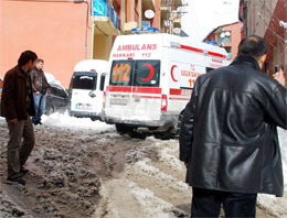 Hakkari'de polis lojmanında iki cenaze