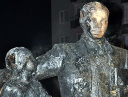 PKK yandaşları Atatürk heykelini yaktı!