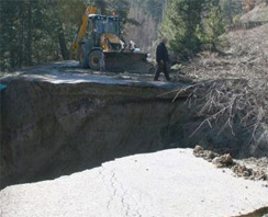 Asfalt çöktü, yol trafiğe kapandı