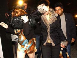 Fuhuş yapan erkeğe ceza yolda