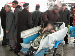 Oğlunu hastaneye böyle götürdü