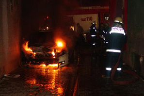 Mersin'de 4 otomobil kundaklandı