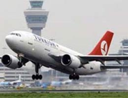 Yolcu uçağı havaalanında işçiye çarptı