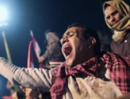 Mübarek göreve, protestocular isyana devam ediyor