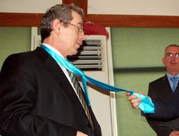 TP lideri Şener'e kravat şov