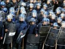Cezayir polisi göstericileri dağıttı