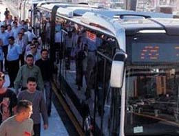 Metrobüs sapığına suçüstü!