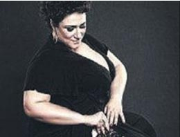 Dekoltesini açtı tecavüzcüsünü bekliyor