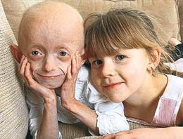 Küçük kız 8 değil sanki 80 yaşında