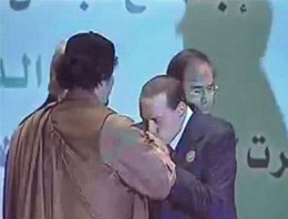 Bir yıl önce elini böyle öpmüştü!