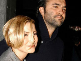 Metroda diz döküp yalvardı!