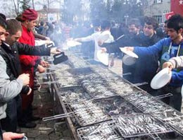 Yarım ton hamsiyi 3 saatte bitirdiler