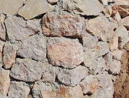 Otomobil istinat duvarının altında kaldı