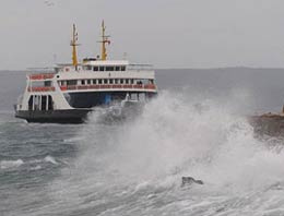 Rüzgar, feribot seferlerini iptal ettirdi