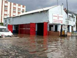 Dikili'de dere taştı, 300 evi su bastı