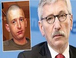 Sarrazi'nin oğlu yardımla geçiniyor