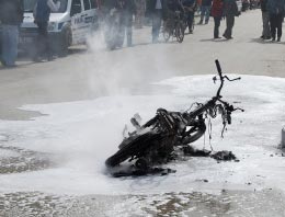 Polise kızıp motorunu yaktı