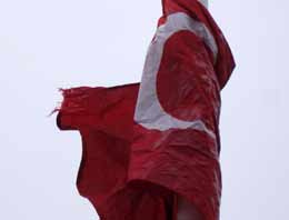 Soğuk gönderdeki bayrağı dondurdu!
