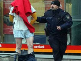 Polis banka soyguncusunu rezil etti