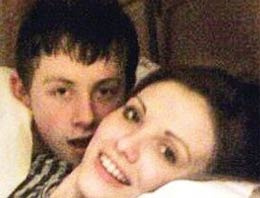 Öğrencisiyle yatakta fotoğraf çekildi