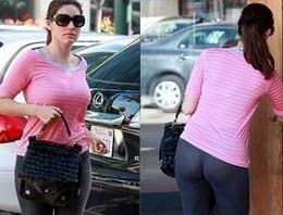 Öyle bir kıyafet giydi ki...