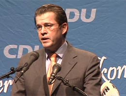 Bakan baskılara dayanamadı, istifa etti