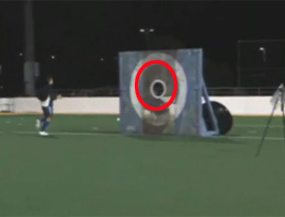 Bu futbol topu o deliğe nasıl girer?