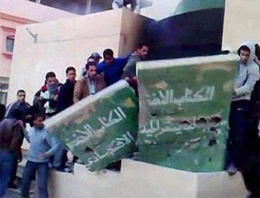 Kaddafi'nin kitabı Bingazi'de yakıldı