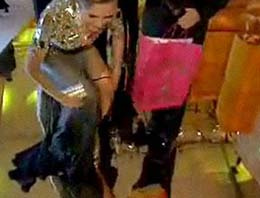 Kameralar önünde iç çamaşırını çıkardı