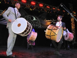 Önce aşçı, şimdi de davulcu oldu