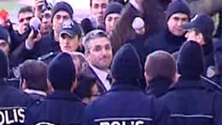 Gazeteciler Şener'in evini ziyaret etti