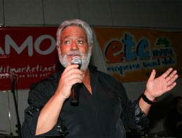 Ünlü şarkıcı yoğun bakıma alındı