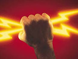 Evin önünde elektrik akımına kapıldılar