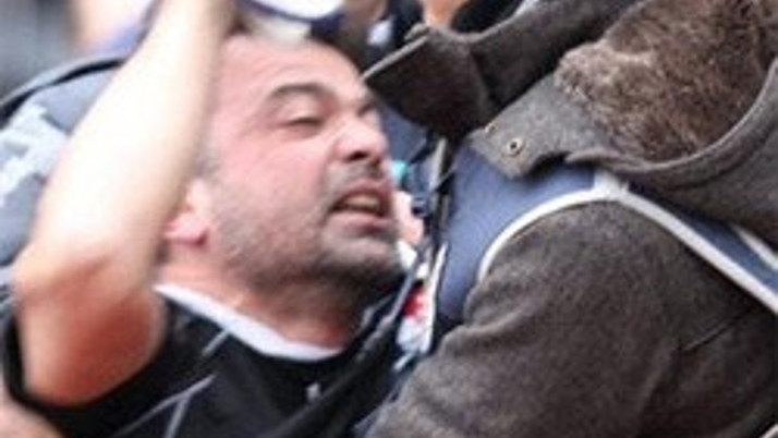 Kaleci tribüne çıkıp taraftara saldırdı