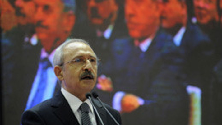 Yanında konuşmadı kürsüde döktürdü