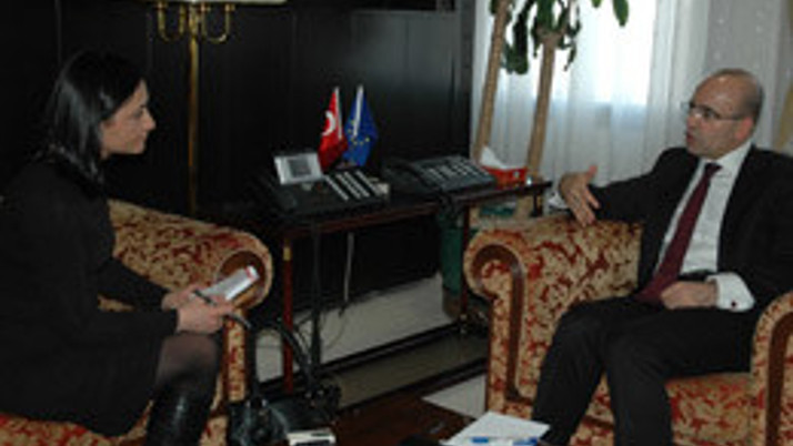 Bir elinde iPad, bir elinde iPhone