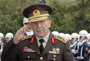 Tutuklu komutanlara böyle sahip çıktı!