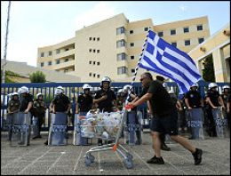 Yunanistan'da hayat yine duracak