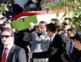 Erdoğan vekilin tabutunu taşıdı