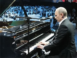 Putin'den piyanolu müthiş performans