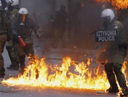 Atina sokakları alev alev yanıyor!