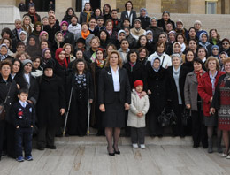 MHP'li kadınlar Ata'nın huzuruna çıktı